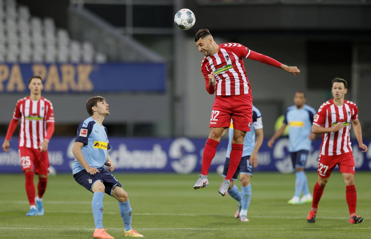 九游体育入口-关于弗赖堡中场受伤，球队战术或将做出改变的信息