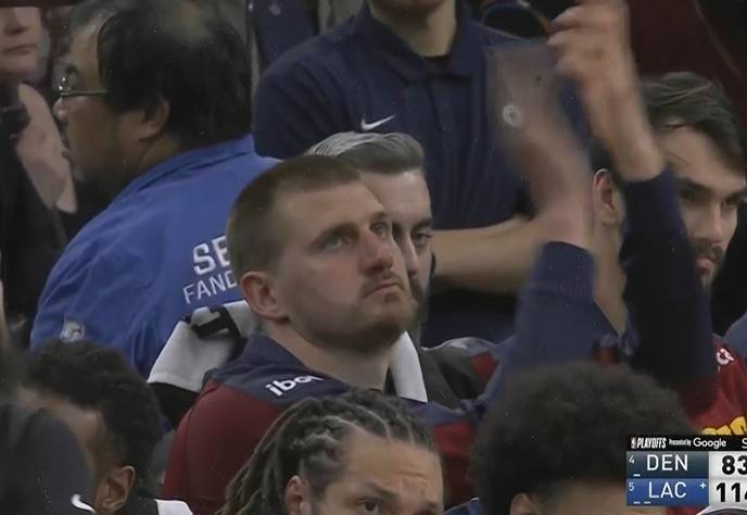 惨败后球员间发生争执，教练紧急调解