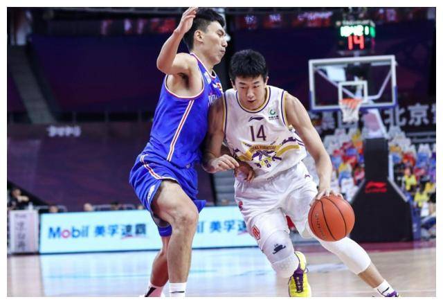 西班牙击剑选手奋勇争先，在比赛中崭露头角