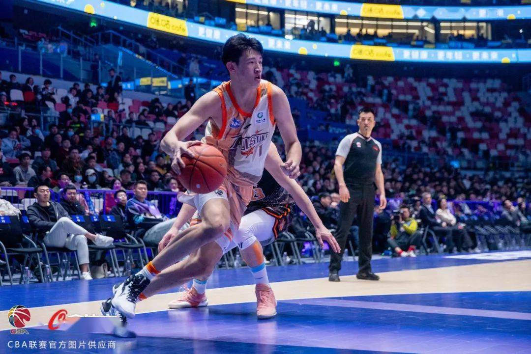 无数球迷为之疯狂，CBA联赛再掀高潮