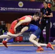 希腊摔跤选手实力超群，稳操胜券