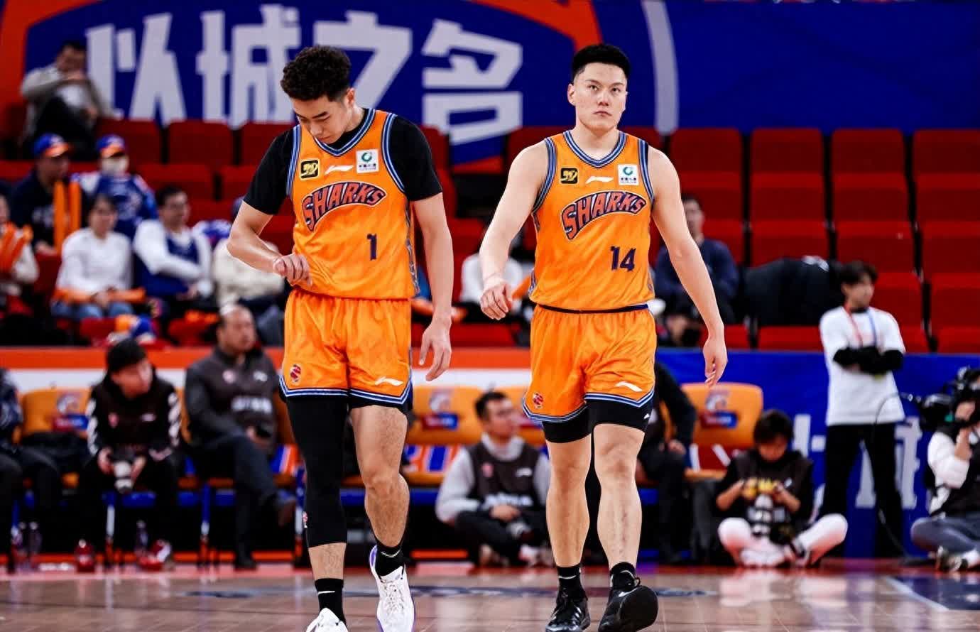 上海男篮新外援表现出色，带领球队获胜