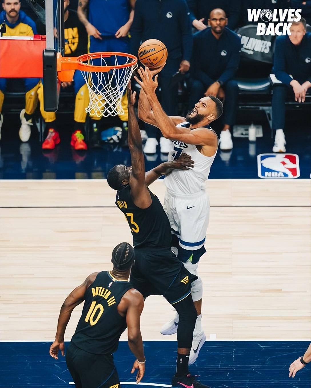 森林狼队锋线发威，稳操胜券