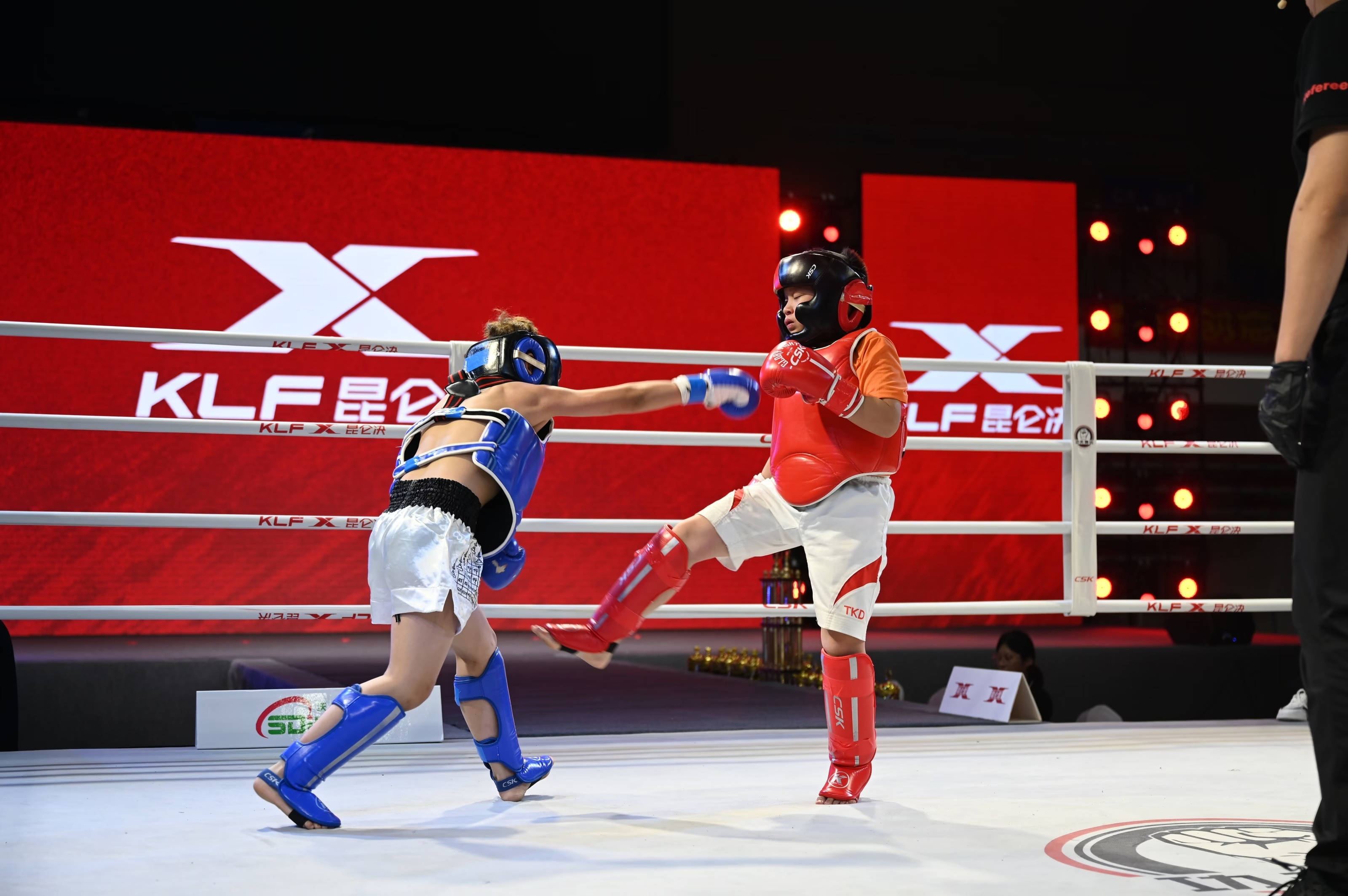 九游体育中国官网-中国足球职业联赛搏击精彩瞬间震撼现场