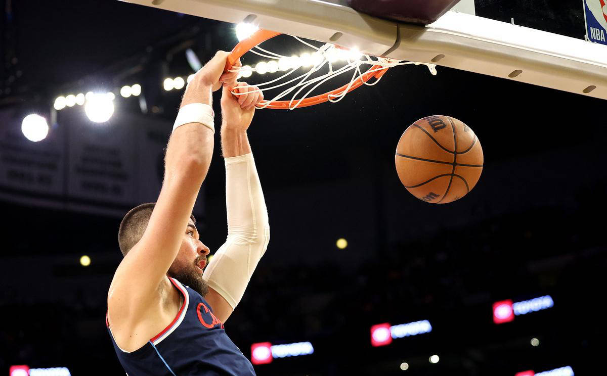 快船队在客场以分较大优势击败黄蜂队的简单介绍