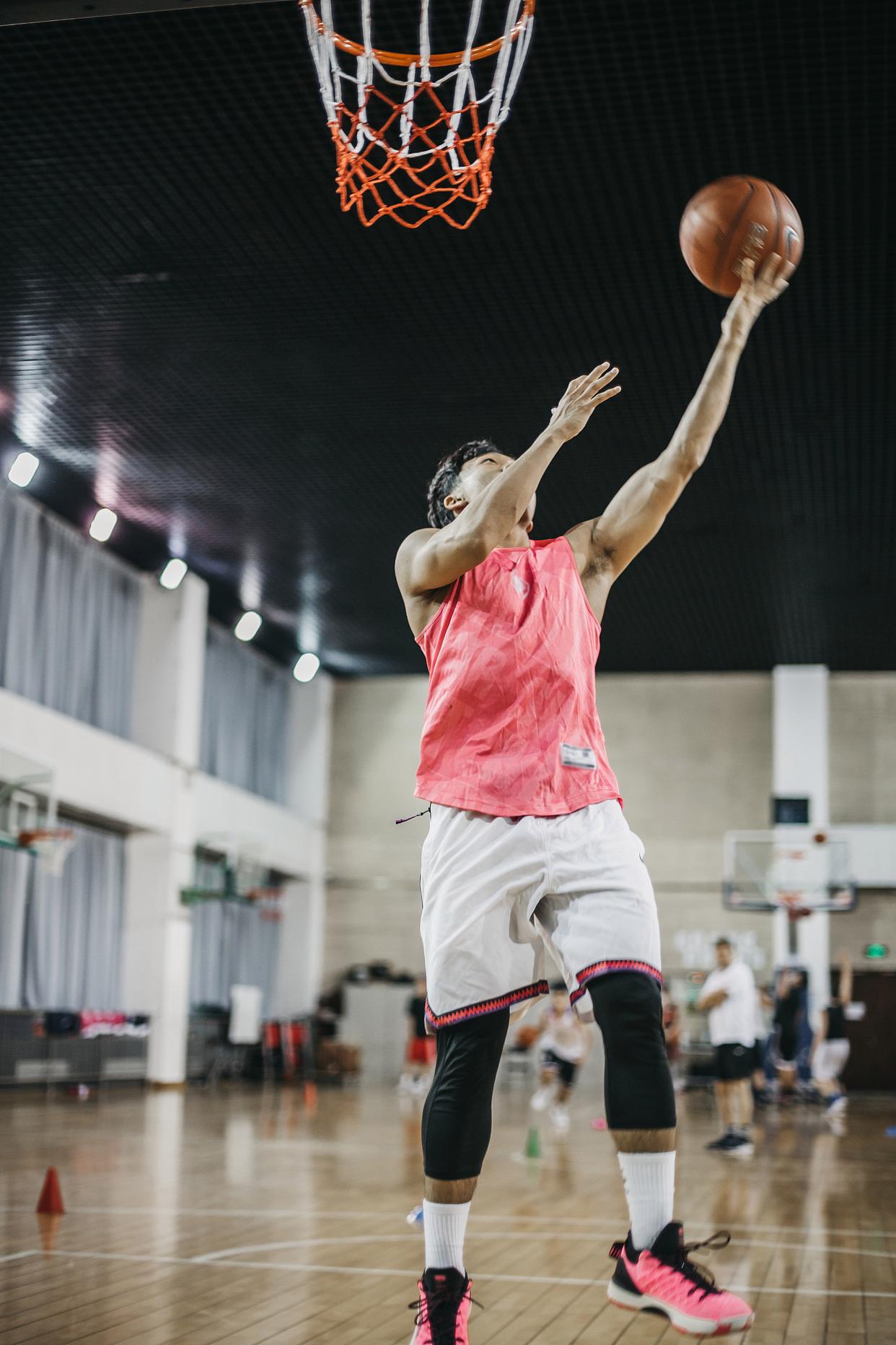 战术运用巧妙，场上球员斗志昂扬