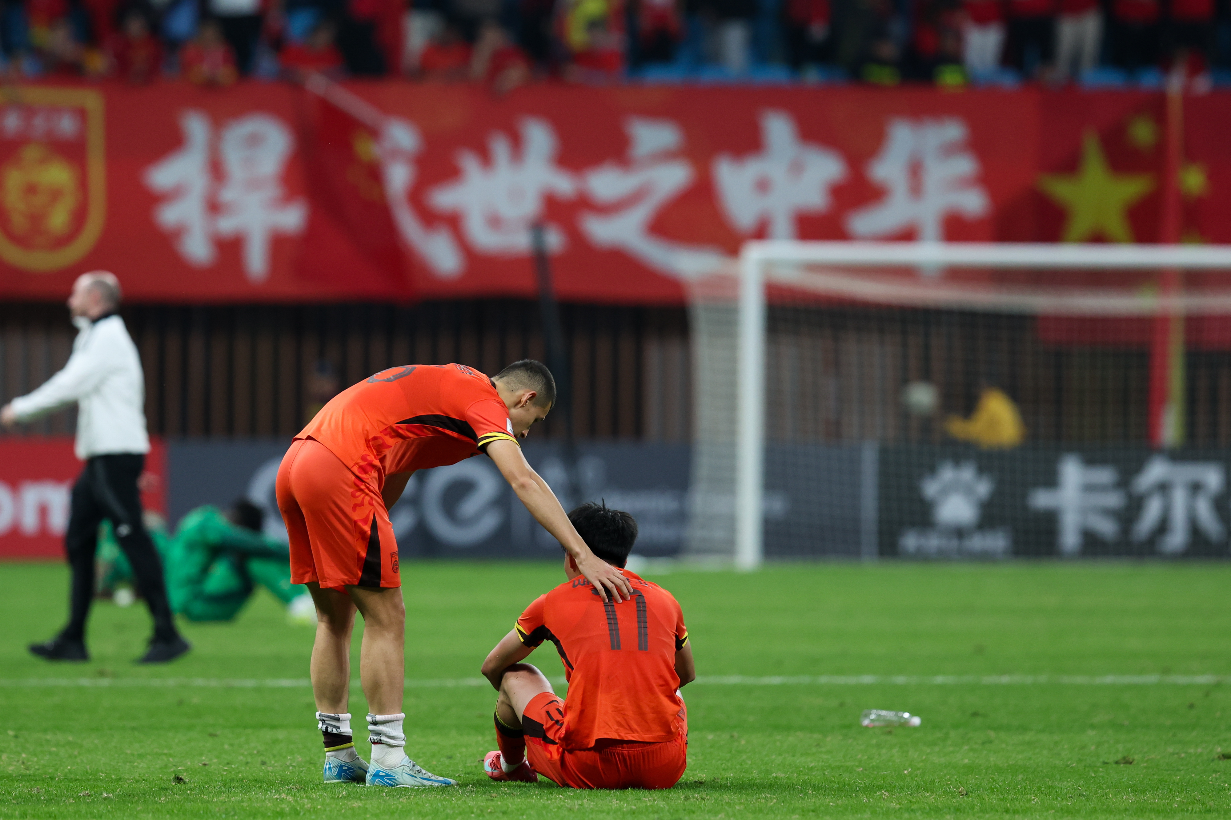 包含亚洲足球盛事持续进行，激烈对抗令球迷热血澎湃的词条