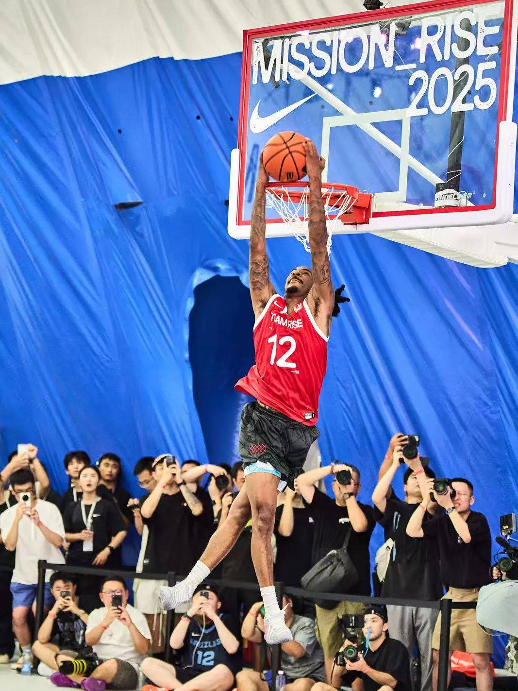 九游体育官网入口-技惊四座，球员飞身扣篮让观众惊呼连连！