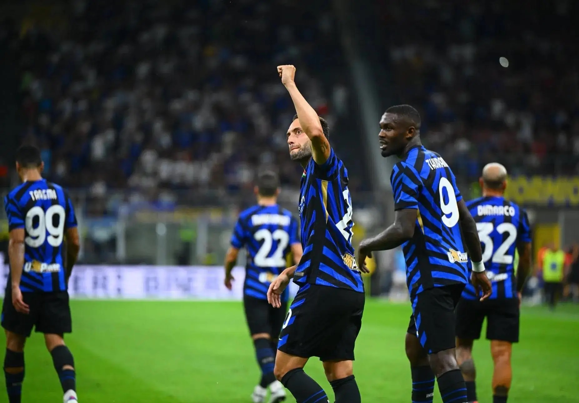 国际米兰客场战平热那亚,积极表现 国际米兰客场战平热那亚,积极表现