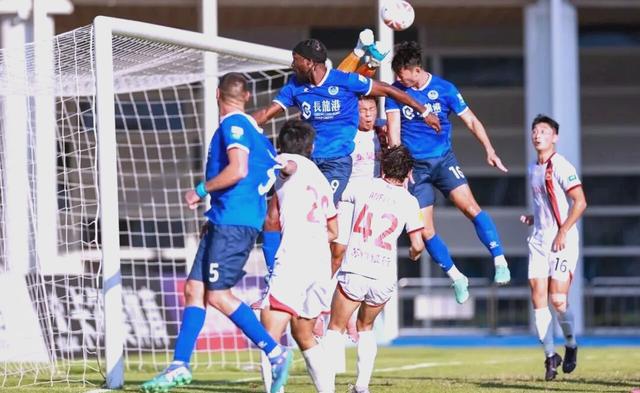 足球赛场上各路好手竞技,实力激烈角逐 足球赛场上各路好手竞技,实力激烈角逐